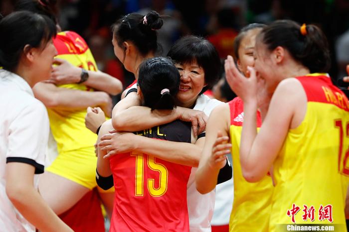 郎平一次又一次把中国女排从低谷带回巅峰。/p中新网记者 富田 摄