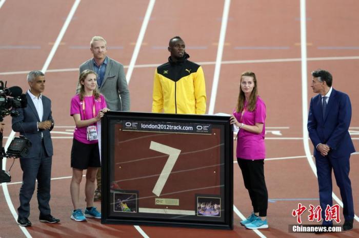 当地时间2017年8月13日，伦敦国际田联世界田径锦标赛所有比赛项目结束后，博尔特出现在赛场，与观众告别。 /p中新社记者 韩海丹 摄