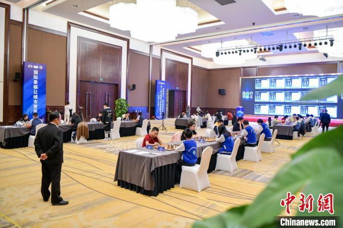 图为中国城市国际象棋联赛比赛现场。　骆云飞 摄