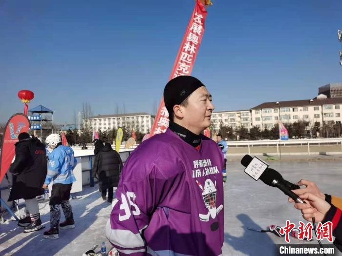 图为运动员接受媒体采访。 李爱平 摄 图为运动员接受媒体采访。 李爱平 摄
