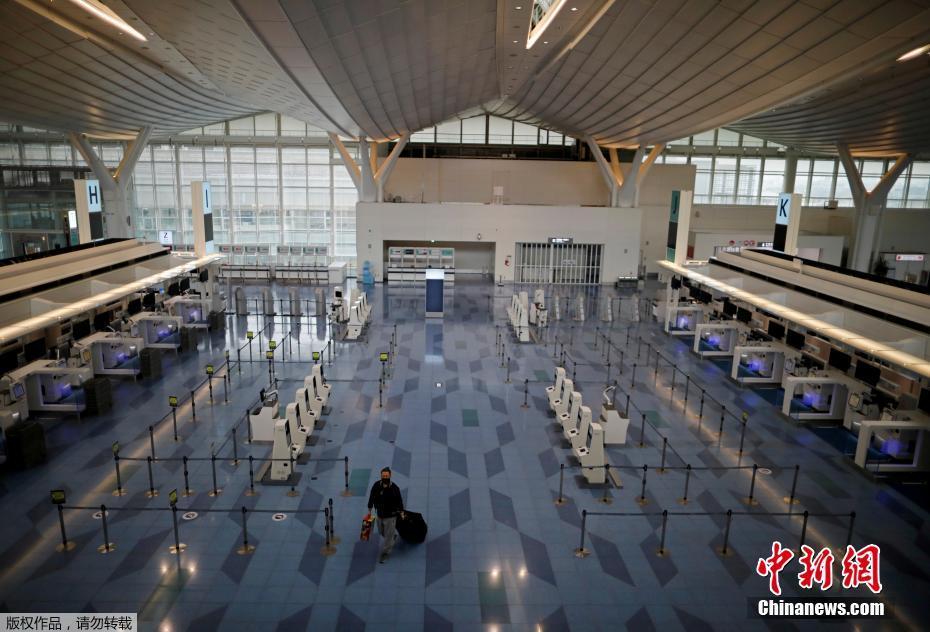 资料图:当地时间2020年12月28日,日本东京,东京国际机场,一名乘客在国际航班航站楼的登机区。 资料图:当地时间2020年12月28日,日本东京,东京国际机场,一名乘客在国际航班航站楼的登机区。