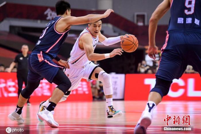 资料图:辽宁男篮目前暂居CBA常规赛头名,图为郭艾伦在去年总决赛中带球突破广东队防线。 图片来源:ICphoto 资料图:辽宁男篮目前暂居CBA常规赛头名,图为郭艾伦在去年总决赛中带球突破广东队防线。 图片来源:ICphoto