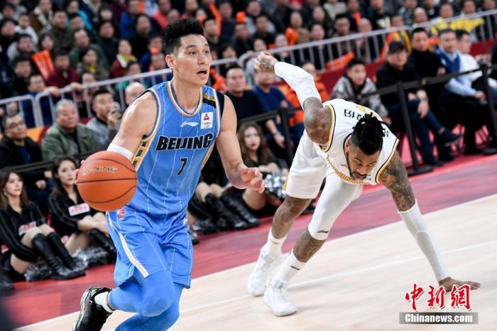 北京首钢球员林书豪(蓝)晃倒昔日NBA多伦多猛龙队队友莫兰德(白)。 韦亮 摄 北京首钢球员林书豪(蓝)晃倒昔日NBA多伦多猛龙队队友莫兰德(白)。 韦亮 摄