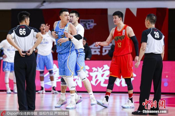 1月10日，2020-2021赛季中国男子篮球职业联赛(CBA)第二阶段第28轮，深圳马可波罗队95比92险胜北京首钢队。比赛最后时刻，北京首钢队刘晓宇在深圳马可波罗外援阿斯基亚·布克三分线外投篮时，被判违体犯规。深圳马可波罗三罚全中，最后以95比92战胜北京首钢队。图为球场上发生争执。图片来源：Osports全体育图片社