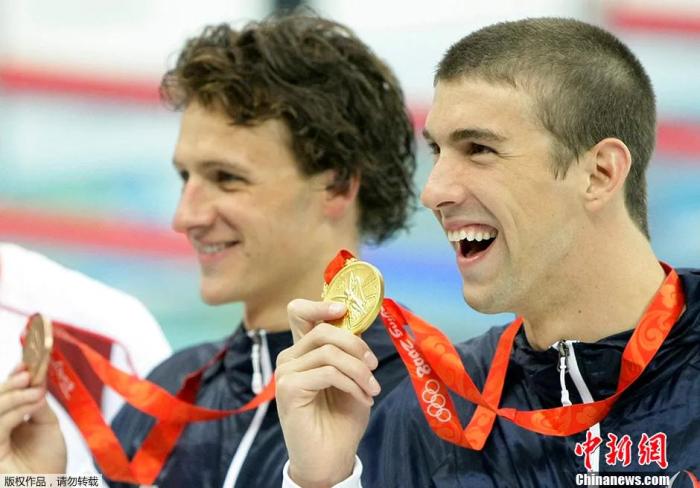 2008年8月10日，北京奥运会游泳赛场，男子400米混合泳颁奖仪式上获得金牌的菲尔普斯和获得铜牌的罗切特。