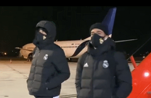 皇马球员下飞机。明显看到地上的积雪。