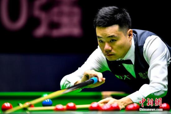 9月24日晚，中国选手丁俊晖以5-3比分击败威尔士选手李·沃克，晋级正赛。当晚，恒大2018世界斯诺克中国锦标赛(斯诺克中锦赛)在广州天河体育中心开杆。本届赛事总奖金高达72.5万英镑，除奥沙利文外，世界排名前16位的斯诺克选手均参加本届斯诺克中锦赛。 /p中新社记者 陈骥旻 摄