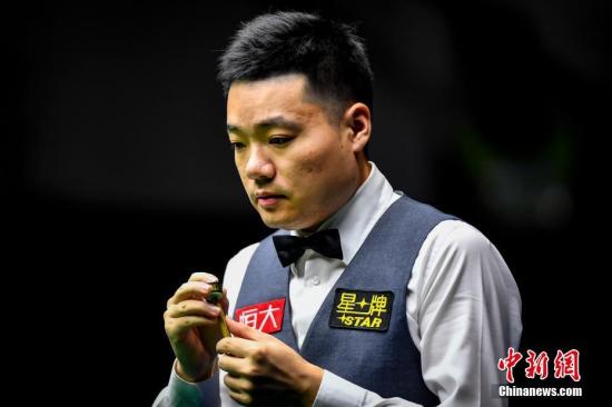 9月24日晚，中国选手丁俊晖以5-3比分击败威尔士选手李·沃克，晋级正赛。当晚，恒大2018世界斯诺克中国锦标赛(斯诺克中锦赛)在广州天河体育中心开杆。本届赛事总奖金高达72.5万英镑，除奥沙利文外，世界排名前16位的斯诺克选手均参加本届斯诺克中锦赛。 /p中新社记者 陈骥旻 摄