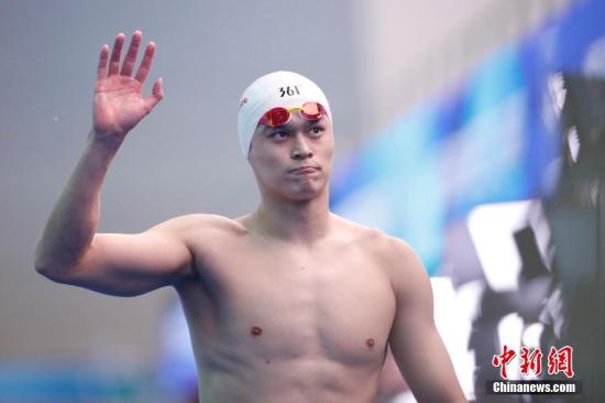 资料图:2019年7月22日,游泳世锦赛男子200米自由泳预赛后,孙杨向观众挥手致意。 中新社记者 韩海丹 摄 资料图:2019年7月22日,游泳世锦赛男子200米自由泳预赛后,孙杨向观众挥手致意。 /p中新社记者 韩海丹 摄