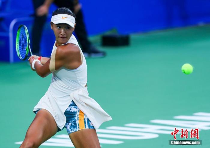 资料图：2018年武汉网球公开赛女单第二轮比赛的争夺中，从资格赛突围的中国00后小将王曦雨无缘16强。/p中新社记者 张畅 摄