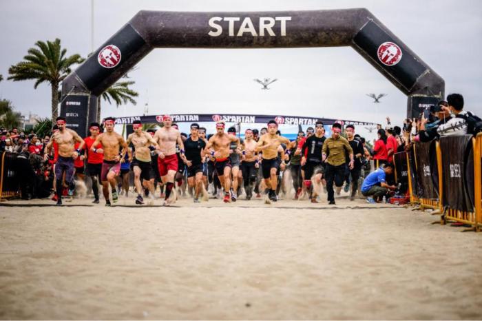 资料图：参赛选手冲出起跑线。组委会供图