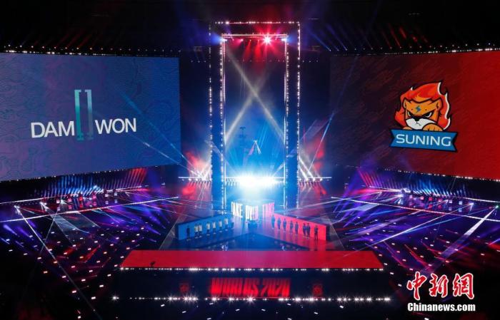 资料图：2020年10月31日晚，2020英雄联盟全球总决赛冠军争夺战在上海落幕。图为SN战队(右)与DWG战队站在决赛舞台上。/p中新社记者 殷立勤 摄