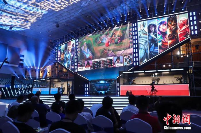 资料图：2019NEST全国电子竞技大赛(英雄联盟)夏季总决赛在贵州贵阳举行，首场对阵中BLG战队以2:0胜WE战队。/p中新社记者 瞿宏伦 摄