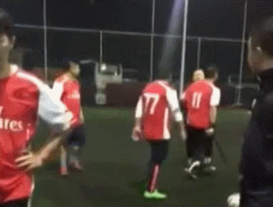 棍扫球场偷袭裁判……野球场“全武行”能有多奇葩