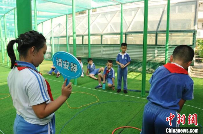 全国首个校园高尔夫文化周将在深圳黄埔学校举办 吴雯 供图 摄 全国首个校园高尔夫文化周将在深圳黄埔学校举办 吴雯 供图 摄