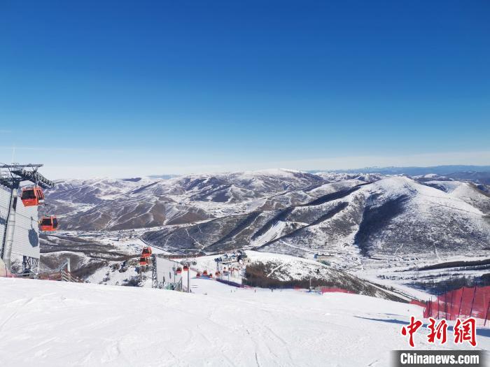 图为崇礼太舞滑雪小镇山顶景色。 张帆 摄 图为崇礼太舞滑雪小镇山顶景色。 张帆 摄