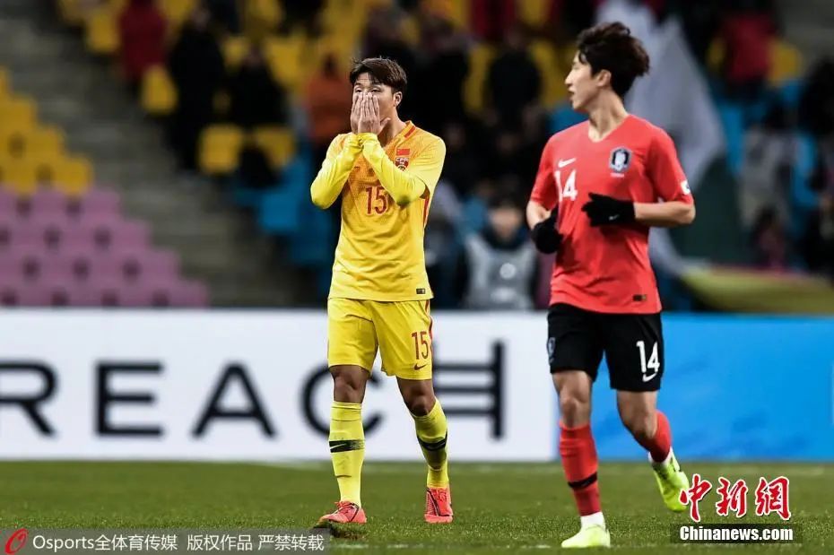 资料图:2019年12月15日,国足选拔队在东亚杯上0:1不敌东道主韩国队。图片来源:Osports全体育图片社 资料图:2019年12月15日,国足选拔队在东亚杯上0:1不敌东道主韩国队。图片来源:Osports全体育图片社