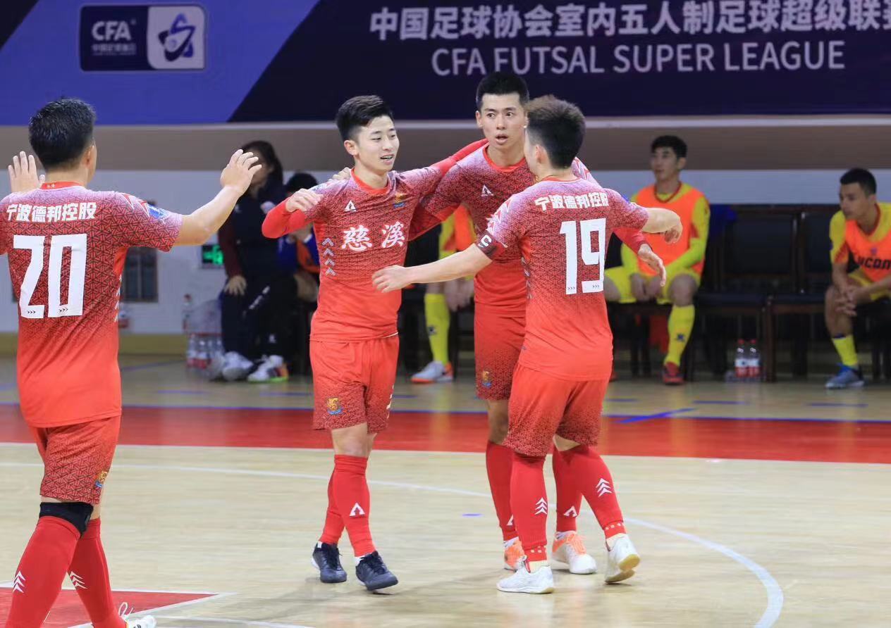 纪圣珐(左二)在比赛中。受访者供图