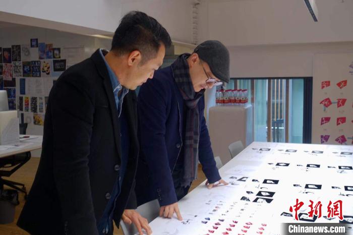 创作人员展示杭州亚残运会体育图标。 钱晨菲 摄 创作人员展示杭州亚残运会体育图标。 钱晨菲 摄