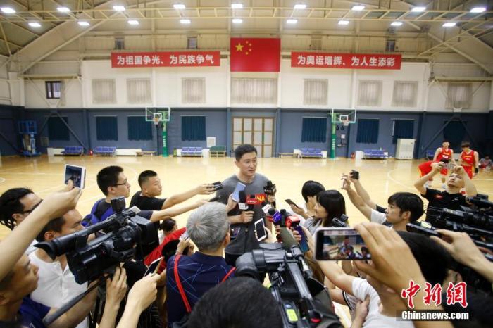 资料图:杜锋接受媒体采访。2006年,身为球员的他因伤缺席多哈亚运会。中新社记者 韩海丹 摄 资料图:杜锋接受媒体采访。2006年,身为球员的他因伤缺席多哈亚运会。/p中新社记者 韩海丹 摄