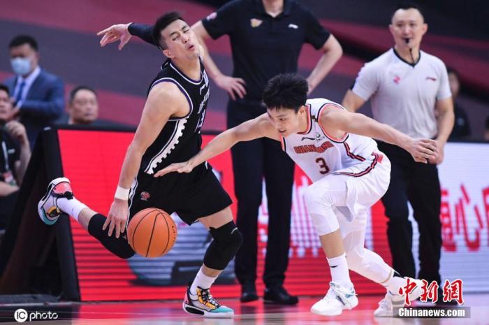 图为广东队胡明轩与辽宁队郭艾伦在比赛中。图片来源:ICphoto 图为广东队胡明轩与辽宁队郭艾伦在比赛中。图片来源:ICphoto