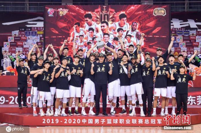 图为颁奖仪式上广东队全队合影。图片来源:ICphoto 图为颁奖仪式上广东队全队合影。图片来源:ICphoto