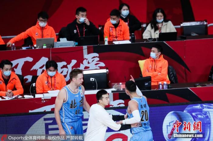 1月10日,2020-2021赛季中国男子篮球职业联赛(CBA)第二阶段第28轮,深圳马可波罗队95比92险胜北京首钢队。比赛最后时刻,北京首钢队刘晓宇在深圳马可波罗外援阿斯基亚·布克三分线外投篮时,被判违体犯规。深圳马可波罗三罚全中,最后以95比92战胜北京首钢队。图片来源:Osports全体育图片社 1月10日,2020-2021赛季中国男子篮球职业联赛(CBA)第二阶段第28轮,深圳马可波罗队95比92险胜北京首钢队。比赛最后时刻,北京首钢队刘晓宇在深圳马可波罗外援阿斯基亚·布克三分线外投篮时,被判违体犯规。深圳马可波罗三罚全中,最后以95比92战胜北京首钢队。图片来源:Osports全体育图片社