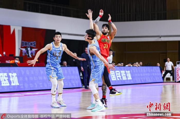 1月10日,2020-2021赛季中国男子篮球职业联赛(CBA)第二阶段第28轮,深圳马可波罗队95比92险胜北京首钢队。比赛最后时刻,北京首钢队刘晓宇在深圳马可波罗外援阿斯基亚·布克三分线外投篮时,被判违体犯规。深圳马可波罗三罚全中绝杀北京首钢队。图为北京首钢队刘晓宇防守导致技术犯规瞬间。图片来源:Osports全体育图片社 1月10日,2020-2021赛季中国男子篮球职业联赛(CBA)第二阶段第28轮,深圳马可波罗队95比92险胜北京首钢队。比赛最后时刻,北京首钢队刘晓宇在深圳马可波罗外援阿斯基亚·布克三分线外投篮时,被判违体犯规。深圳马可波罗三罚全中绝杀北京首钢队。图为北京首钢队刘晓宇防守导致技术犯规瞬间。图片来源:Osports全体育图片社