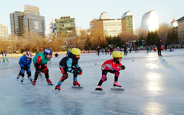 组图：北展后湖滑冰的娃娃们