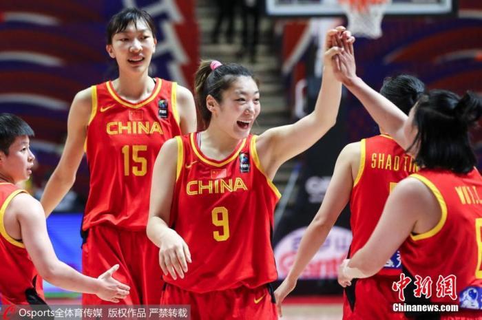 2月9日,东京奥运会女篮资格赛第三阶段最后一轮比赛中,中国女篮以100:60大胜韩国队,以三连胜战绩顺利收获东京奥运会入场券。
图片来源:Osports全体育图片社 2月9日,东京奥运会女篮资格赛第三阶段最后一轮比赛中,中国女篮以100:60大胜韩国队,以三连胜战绩顺利收获东京奥运会入场券。
图片来源:Osports全体育图片社