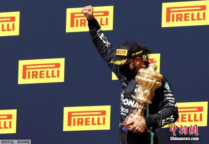 8月2日，F1英国大奖赛，来自梅赛德斯-奔驰车队的汉密尔顿在领奖台上庆祝赢得比赛。Andrew Boyers
