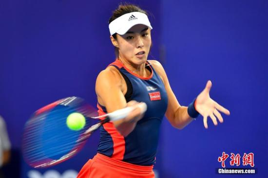 10月30日晚，2018珠海WTA精英赛展开首个比赛日的较量。中国选手王蔷首秀苦战三盘，决胜盘破发战惜败，以1-6，6-2，5-7的比分不敌赛事头号种子、俄罗斯新星达利亚·卡萨金娜，无缘开门红。/p中新社记者 陈骥旻 摄