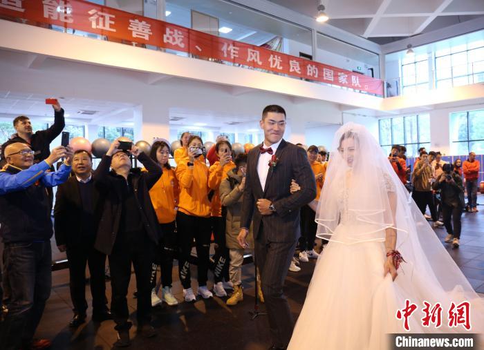 皮划艇亚运会冠军张冬、马青成婚。 唐家凯 摄 皮划艇亚运会冠军张冬、马青成婚。 唐家凯 摄