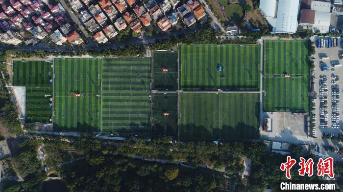 珠三角城市中心最大的连排足球场航拍。受访者供图 珠三角城市中心最大的连排足球场航拍。受访者供图