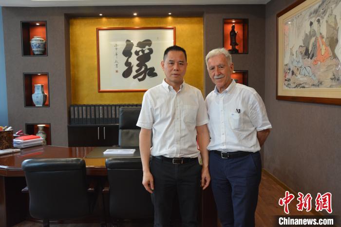 德国卡尔蔡斯耶拿足球俱乐部主席与冯庆华交流合影。受访者供图 德国卡尔蔡斯耶拿足球俱乐部主席与冯庆华交流合影。受访者供图