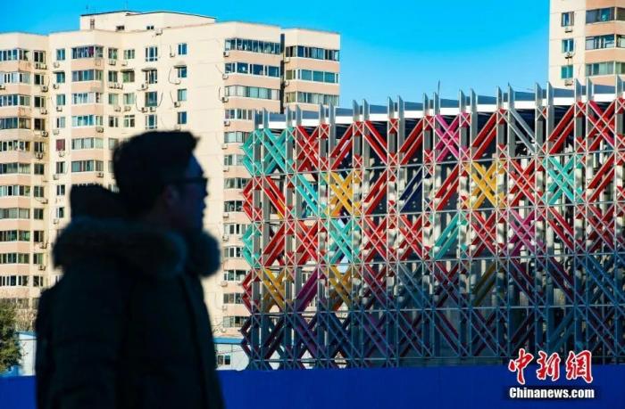 资料图:五棵松冰上运动中心的“冰菱花”幕墙在阳光的映照下色彩斑斓。中新社记者 侯宇 摄 资料图:五棵松冰上运动中心的“冰菱花”幕墙在阳光的映照下色彩斑斓。/p中新社记者 侯宇 摄
