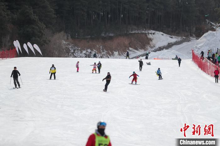 春节期间，滑雪爱好者们在沈阳白清寨滑雪场。　于海洋 摄