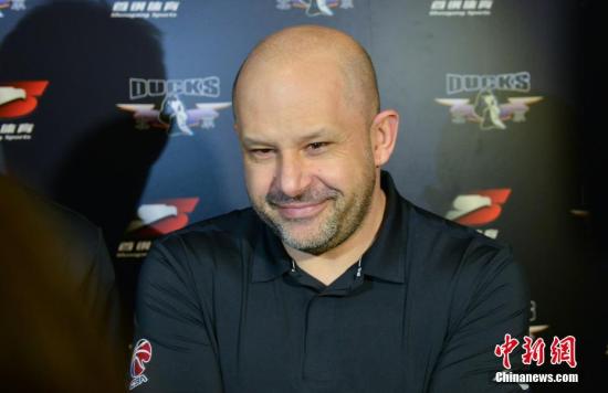 资料图：图为首钢男篮主教练雅尼斯在公开课后接受媒体采访。 /p中新社记者 张兴龙 摄