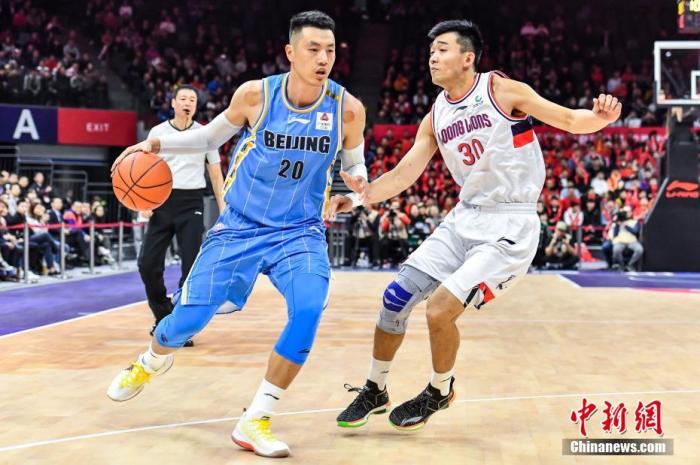 资料图：图为北京首钢队球员翟晓川(左)在比赛中持球突破。 /p中新社记者 陈骥旻 摄