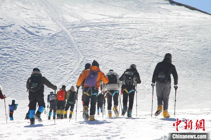图为2019年,普通民众在洛堆峰体验登雪山活动。资料图 赵朗 摄 图为2019年,普通民众在洛堆峰体验登雪山活动。资料图 赵朗 摄