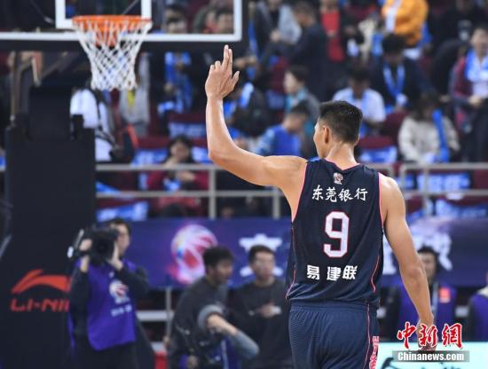 图为广东东莞银行球员易建联在赛后向球迷致意。/p中新社记者 崔楠 摄