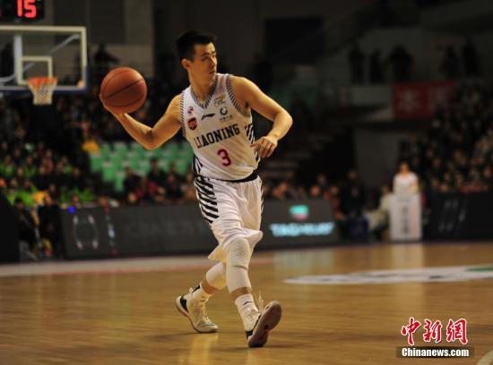 12月27日晚，辽宁本溪，辽宁本钢队赵继伟在比赛中。当日，在2017-2018赛季中国男子篮球职业联赛(CBA)常规赛第21轮比赛中，辽宁本钢队(白)主场以127比113战胜新疆喀什古城队。
/p中新社记者 于海洋 摄