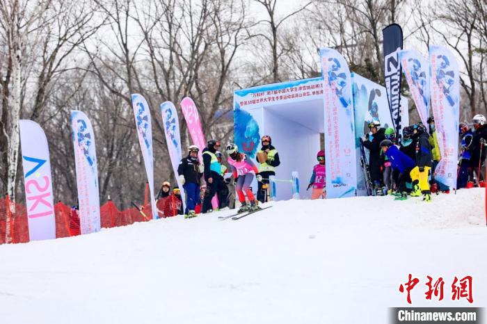 选手们在万科松花湖雪道上展开角逐 思诺 摄
