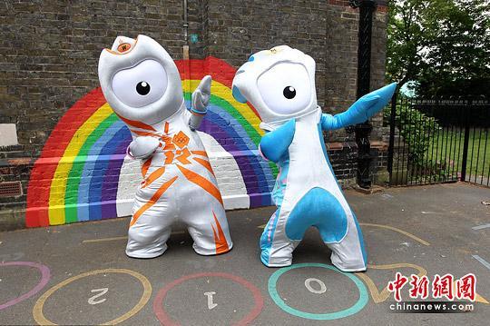 资料图：伦敦奥运会吉祥物文洛克(左)及残奥会吉祥物曼德维尔。