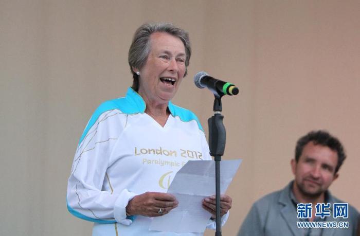 2012年8月28日，“残奥会之父”路·古德曼的女儿伊·勒夫勒在仪式上讲话。当晚，伦敦残奥会圣火点燃仪式和火炬传递在残奥运动的发源地英国曼德维尔举行。新华社记者侯俊摄 图片来源：新华网