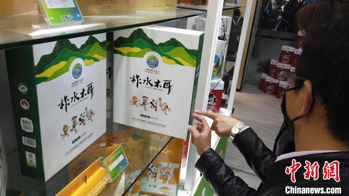 图为商店里的农副食品。 党田野 摄 图为商店里的农副食品。 党田野 摄
