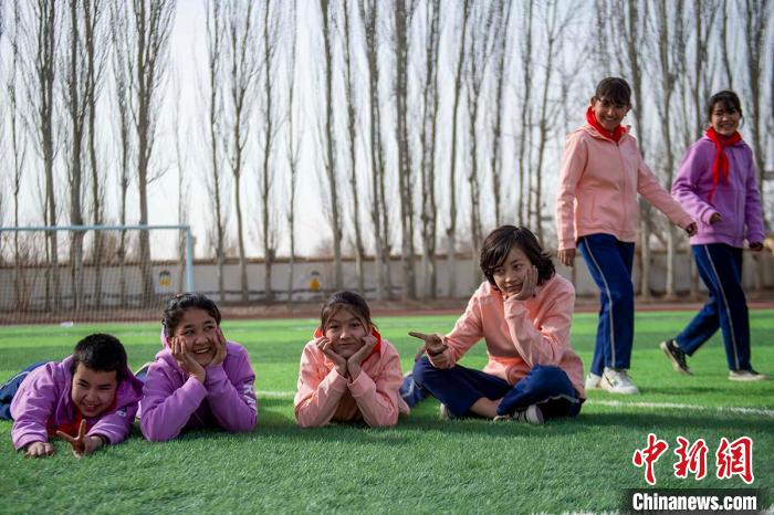 托帕小学学生在新运动场留影。 周广科 摄 托帕小学学生在新运动场留影。 周广科 摄