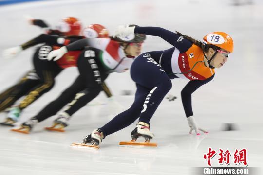 资料图:2019年,奥运冠军、荷兰名将苏珊娜·舒尔婷(右)在女子1000米决赛中领跑。 张亨伟 摄 资料图:2019年,奥运冠军、荷兰名将苏珊娜·舒尔婷(右)在女子1000米决赛中领跑。 张亨伟 摄