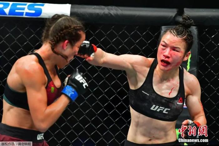 张伟丽在UFC248站女子草量级世界冠军卫冕战上,在五个回合里以点胜击败波兰选手乔安娜,成功卫冕。图为张伟丽(右)在卫冕战比赛中。 张伟丽在UFC248站女子草量级世界冠军卫冕战上,在五个回合里以点胜击败波兰选手乔安娜,成功卫冕。图为张伟丽(右)在卫冕战比赛中。