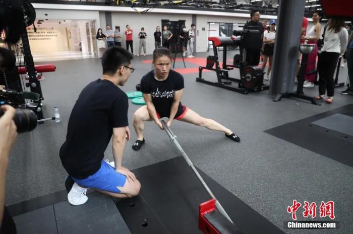资料图:张伟丽在训练中。张亨伟 摄 资料图:张伟丽在训练中。张亨伟 摄
